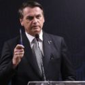 Jair Bolsonaro com caneta - demissões como corte de cabeça de aliados