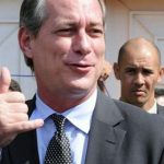 Como violino, Ciro toma com a esquerda para tocar com a direita