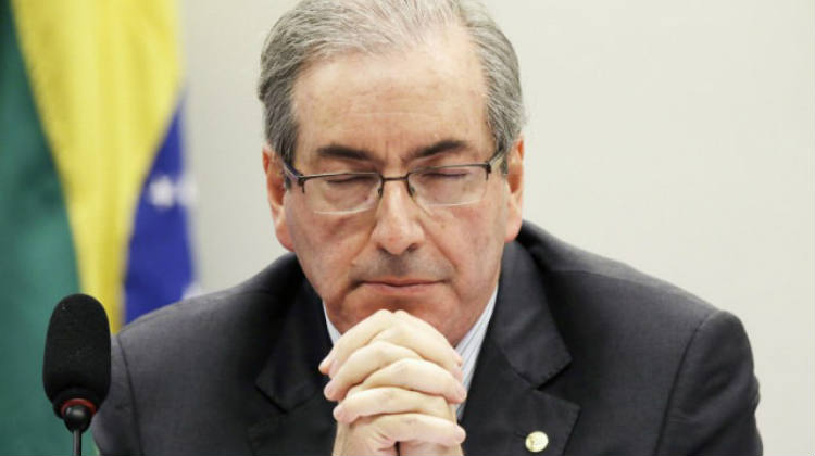 Como Dilma e jogador de cueca, Cunha não sabe a hora de parar