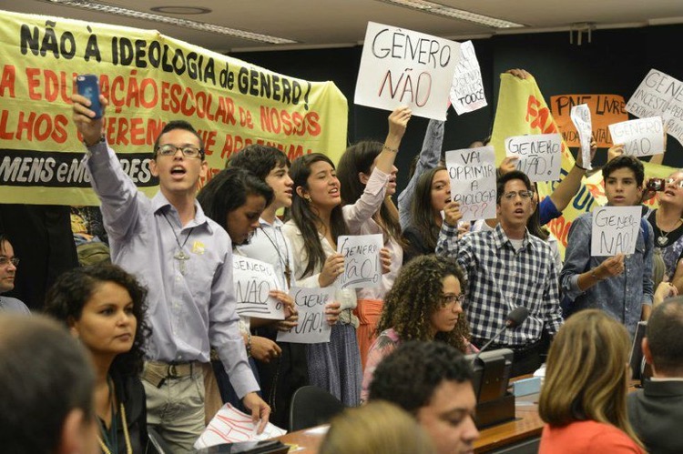 Há doutrinação na Ecsola Com Partido, mas lei não produz isenção