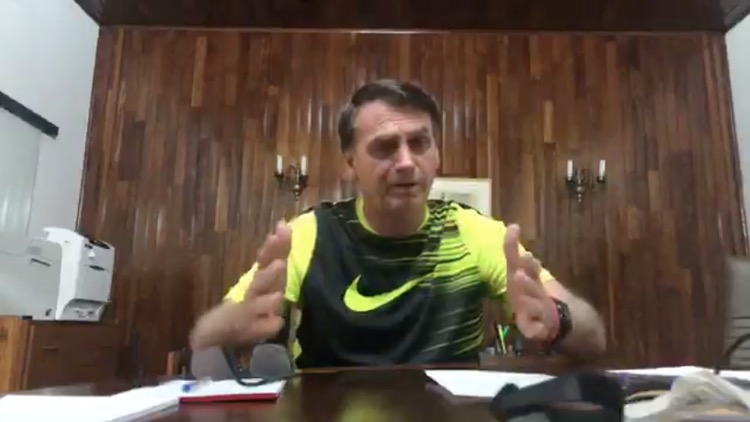 O presidente Jair Bolsonaro faz live para o Facebook em sua casa, em discurso para minorias, para se contrapor à política tradicional.