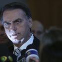 Jair Bolsonaro entre microfones