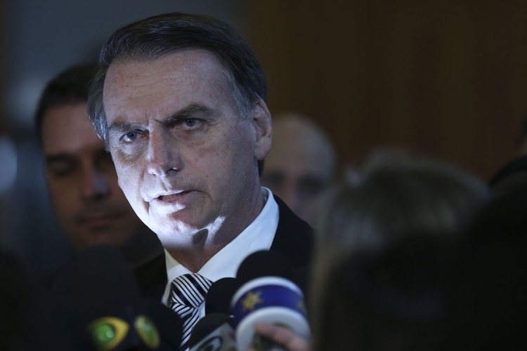 Jair Bolsonaro entre microfones