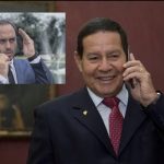General Hamilton Mourão e vereador Carlos Bolsonaro ao telefone