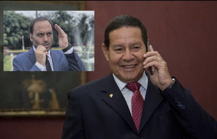 General Hamilton Mourão e vereador Carlos Bolsonaro ao telefone