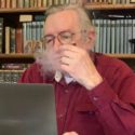 Olavo de Carvalho fumando em seu escritório na Virgínia, agressões e imbecil político