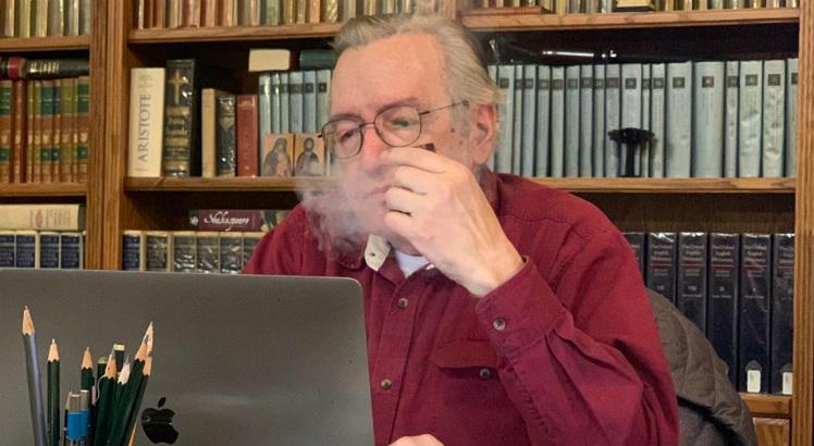 Olavo de Carvalho fumando em seu escritório na Virgínia, agressões e imbecil político