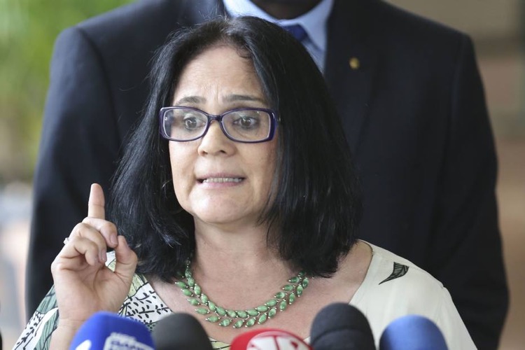 Pastora Damares Alves, ministra indicada por Bolsonaro para a pasta da Mulher e da Família, A pastora Damares Alves traduz a seu jeito conservador a pauta que catapultou Bolsonaro nas redes sociais e nas eleições