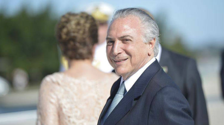 Efeito manada pula do carro de Dilma para o restaurante de Temer